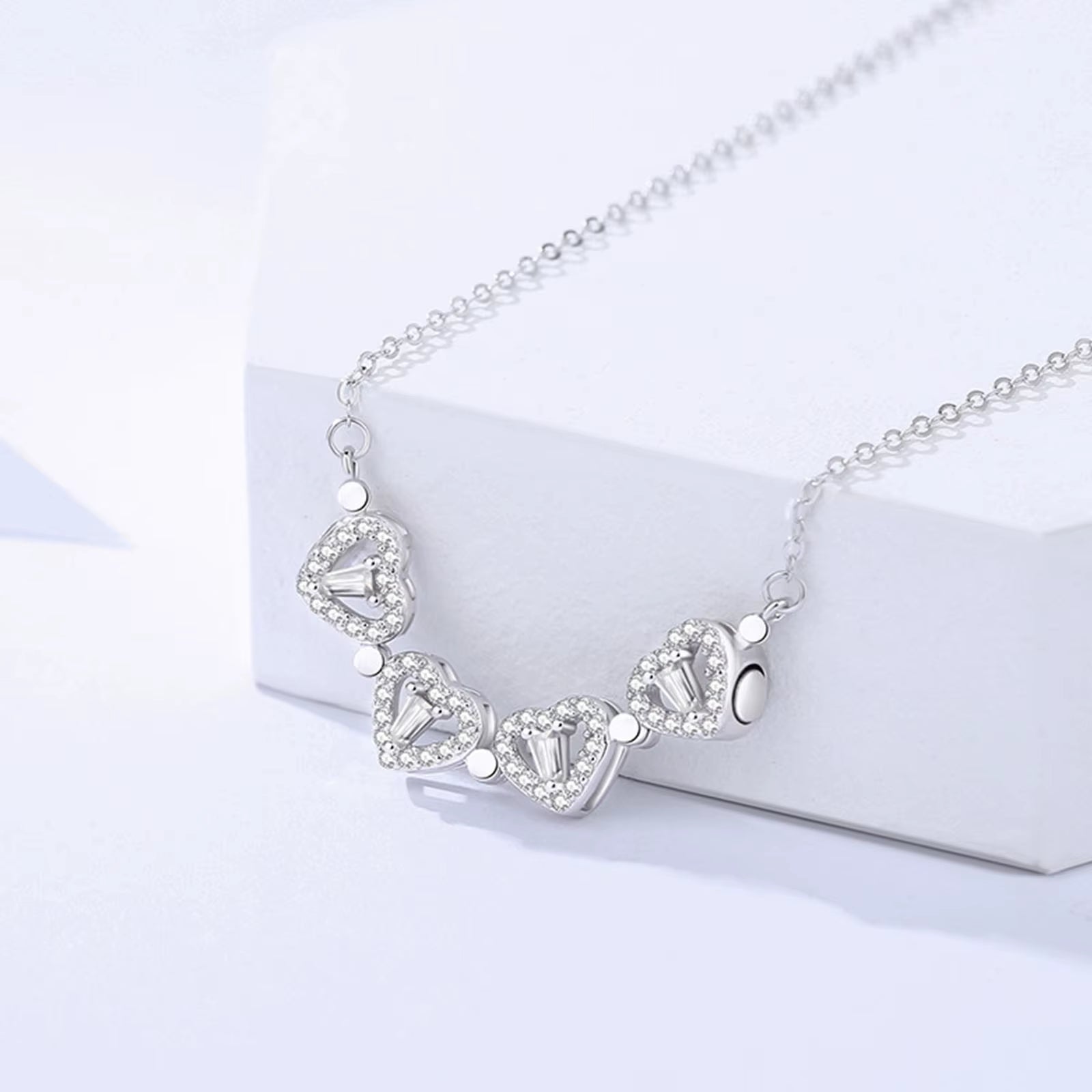 1Pc Heart Shaped Four Leaf Clover Pendant Necklace Jewelry Zircon Women Love Clavicle Chain Gifts Openable Chokerjewelry